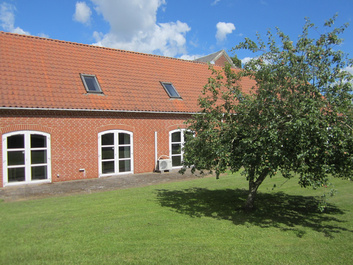 Ringgården set fra haven med facaden i fokus