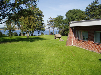 Ringgården set fra haven med Lillebælt i baggrunden