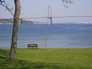En fin træbænk helt ud til Lillebælt set fra haven hos Ringgården