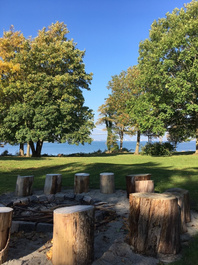 Et hyggeligt bålsted i haven hos Ringgården i Middelfart